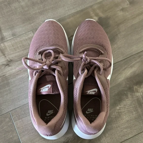 Size 7.5 Nike Women’s Tanjun - Picture 2 of 7